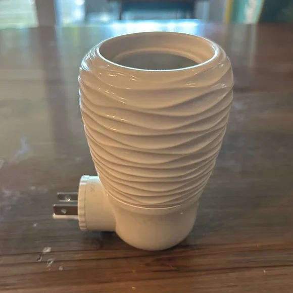 Scentsy White Wall Plug In - Picture 2 of 4